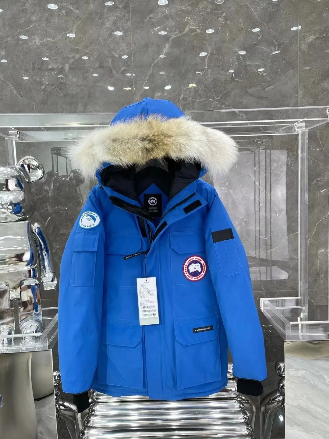 P840 Top version, original top quality Canadian brand Canada Goose has always been recognized as the warmest down jacket. Various Instagram celebrities, Internet celebrities, and celebrities often wear it for street photos. I do Canada Goose every year, but I still can’t get rid of my love for the geese. No matter how cold the weather is, there is no need to be afraid, because there are geese! ! The fur collar is made of top-grade imported coyote fur, which is not comparable to most of the loose and soft raccoon fur and fake fur on the market. The delicate and firm feel of the natural Siberian coyote fur collar is the sense of life that comes from the erosion of wind and frost in nature. The fur collar is removable! Filled with 90% white duck down, Canada Goose is the legendary warmest down jacket and is known as a must-have for Arctic outdoor sports! The most popular down jacket in the world, celebrities are rushing to buy it, it is a must-have! Same style for men and women Size: XS to XXXL Ready in stock😍😍